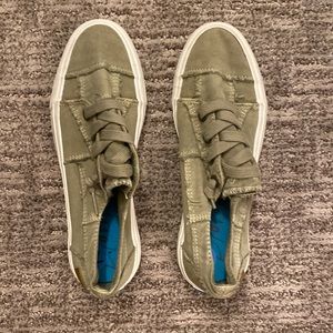 7.5 Blowfish Distressed Sneaker